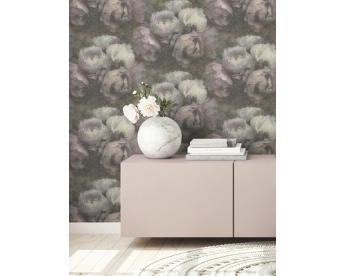 Kameroverzicht met bloemenbehang, dressoir, vaas en boeken