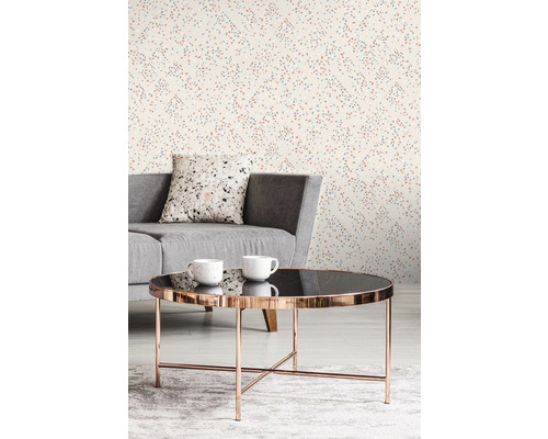 Woonkamer met terrazzo behang, grijze bank en salontafel