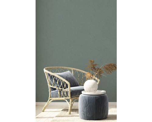 Decoratieve zithoek met rotan stoel en bijzettafel