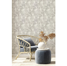 Decoratieve kamer met behang met patroon, rotan stoel en kruk.