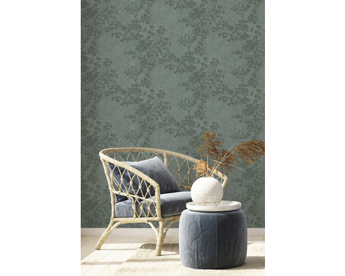 Scene met bloemenbehang, fauteuil en voetenbank