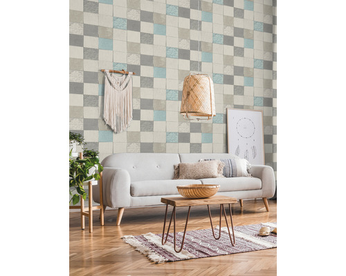 Woonkamer met bank, houten tafel, decoratie en wandbehang in tegeldesign