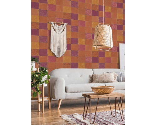 Woonkamer met bank, houten tafel, hanglamp, wandkleed en tegelpatroon op de muur