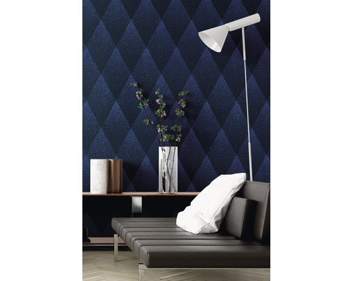 Moderne woonkamer met ruitpatroonbehang, bank en decoraties.