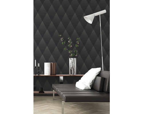 Gedecoreerde kamer met zwart behang met grafisch patroon