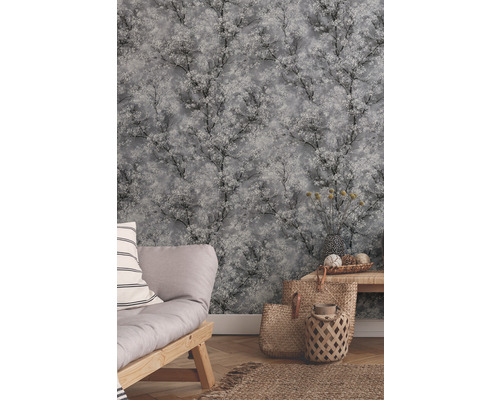 Woonkamer met grijs boombehang, bank en decoratie voor een gezellige sfeer.