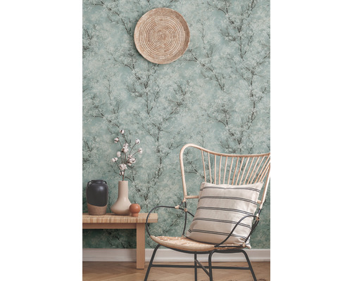 Decoratieve kamer met een patroonbehang, een houten stoel, een bijzettafel en decoraties