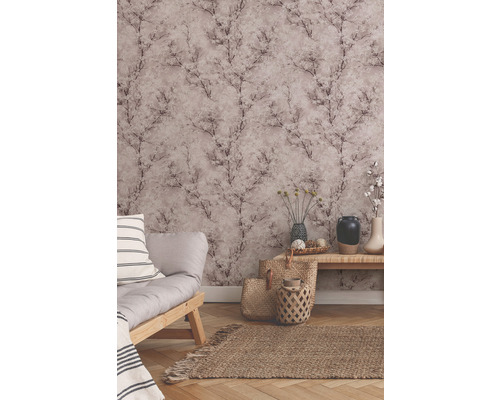 Woonkamer met bank, tapijt en behang met bloemmotief