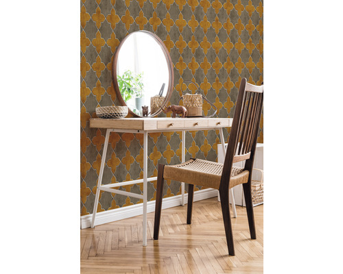 Geschilderde muur met patroonbehang achter een houten tafel met spiegel