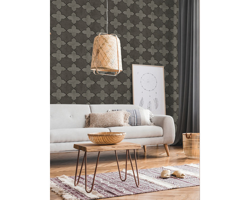 Woonkamer met patroonbehang, bank en houten tafel