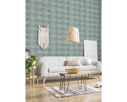 Woonkamer met patroonbehang, bank en houten tafel