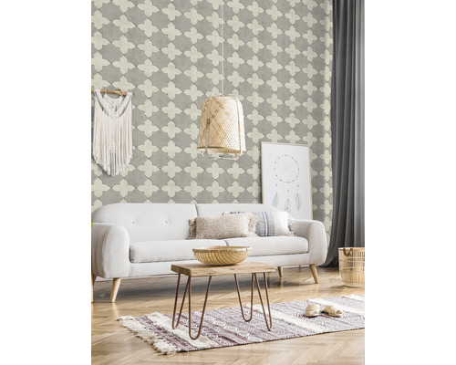 Woonkamer met bank, houten tafel en retro-stijl behang met patroon