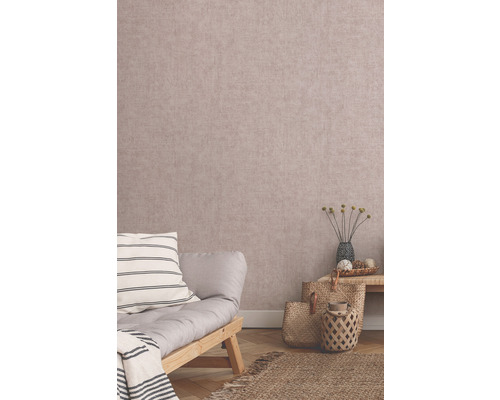 Scene met een futonbed, decoraties en een gestructureerd behang