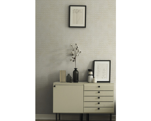 Decoratieve woonkamerambiance met dressoir, vazen, schilderijen en patroonbehang