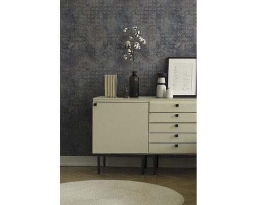 Decoratieve woonomgeving met ladekast, vazen en behang met motief