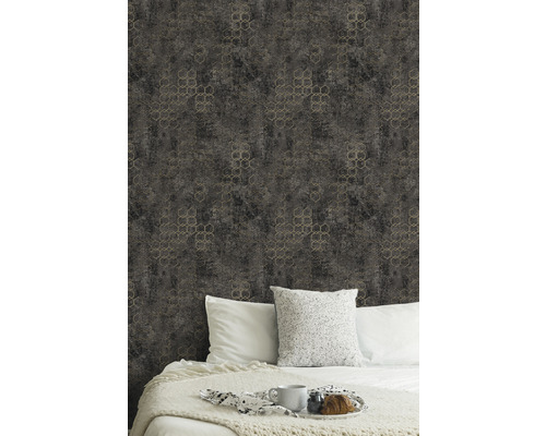 Slaapkamer met patroonbehang en bed