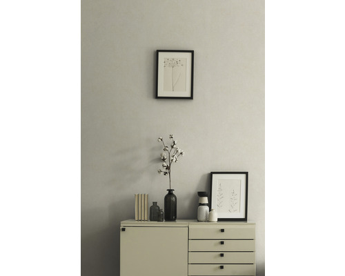 Decoratief interieur met dressoir, schilderijen en vazen voor woonkamerontwerp