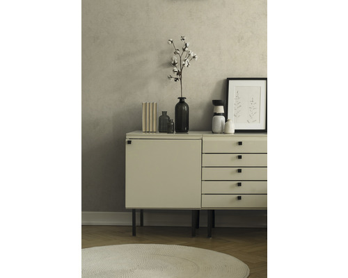 Decoratieve items op een dressoir in de woonkamer.