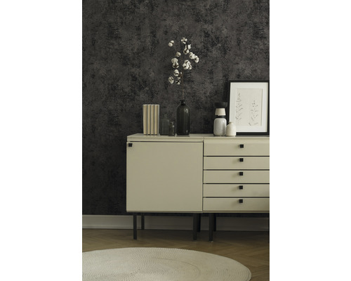 Interieuridee met dressoir, decoratie en behang met motief voor een stijlvolle woonsfeer.