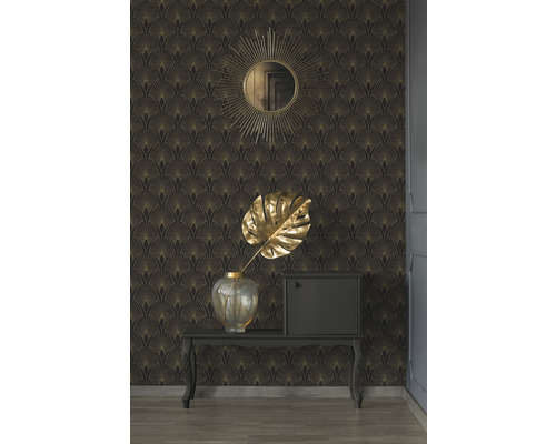 Kamer met behang in art-decostijl, spiegel, tafel en decoratie