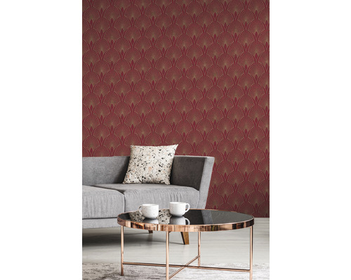 Woonkamer met Art Deco behang, bank en tafel