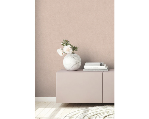 Lichtgekleurd behang met textielstructuur in kamer met dressoir, decoratie en tapijt.