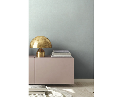 Woonkamer met dressoir, lamp en boeken