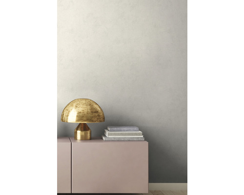 Decoratieve scène met dressoir, lamp en boeken voor een stijlvol interieur