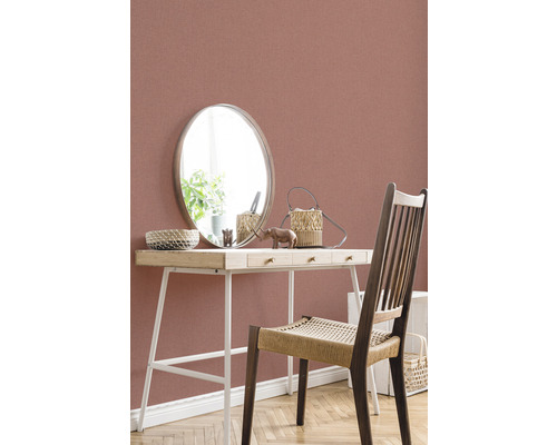 Interieur met kaptafel, stoel en spiegel voor een muur met een textielbehang