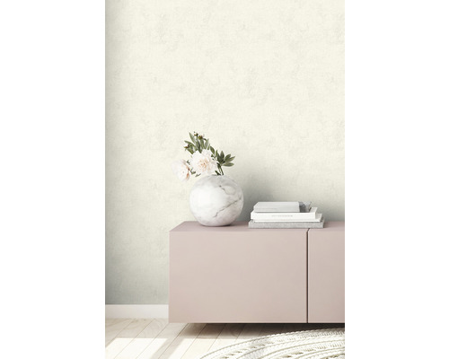 Wand met patroonbehang, gedecoreerd met bloemen in een marmeren vaas en boeken op een dressoir