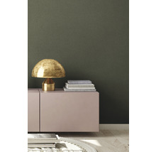 Interieur met dressoir, lamp en decoraties