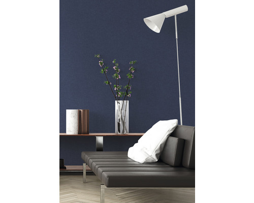 Modern interieur met sofa, staande lamp en decoratiespullen voor een donkere muur