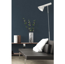 Woonkamer met chaise longue, vloerlamp en decoratie