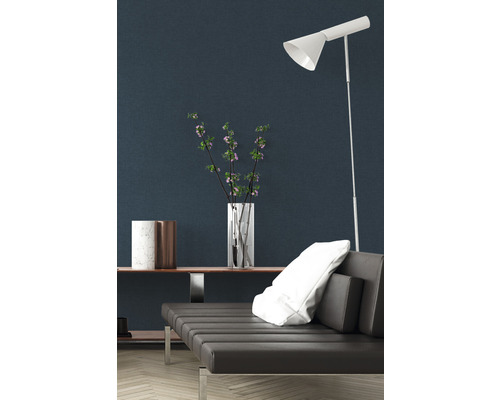 Woonkamer met chaise longue, vloerlamp en decoratie