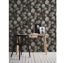Decoratieve kamer met een fotobehang met bloemmotief, bureau en stoel.