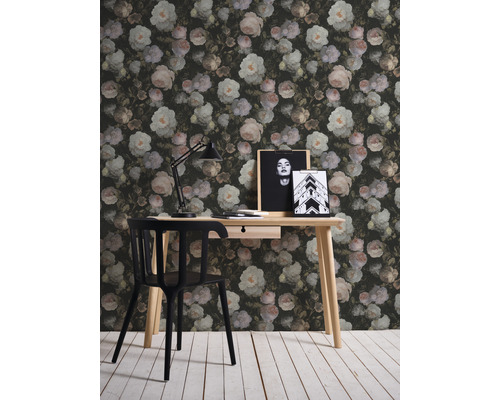 Decoratieve kamer met een fotobehang met bloemmotief, bureau en stoel.