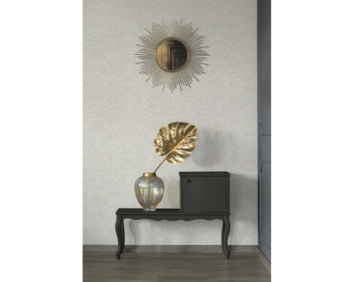 Decoratief interieur met spiegel, tafel, vaas en blad