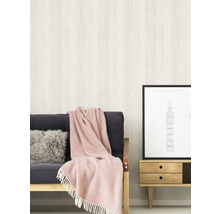Woonkamer met houten lambrisering, bank en bijzettafel