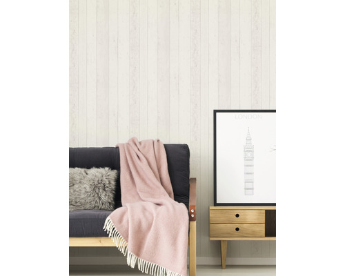 Woonkamer met houten lambrisering, bank en bijzettafel