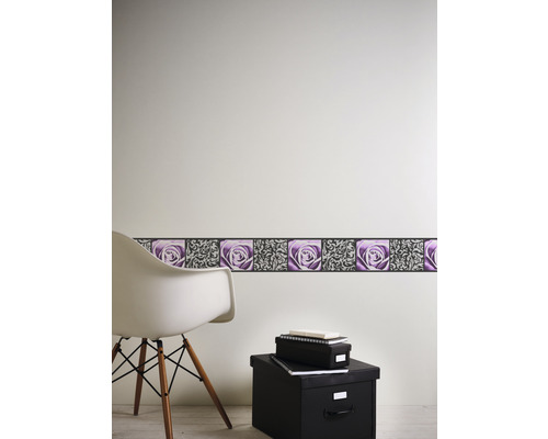 Wanddecoratie met rand met rozenpatroon in een kamer