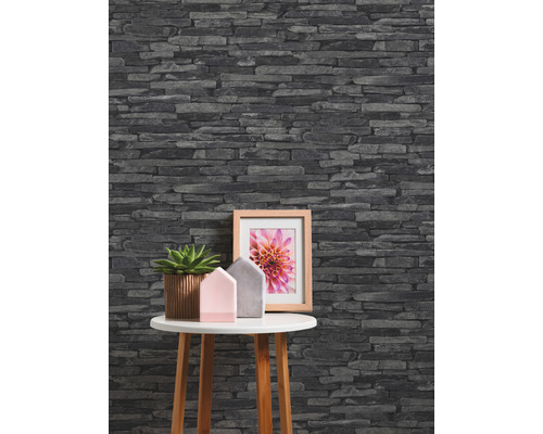 Close-up van een wand met behang in steenlook, tafel met decoraties