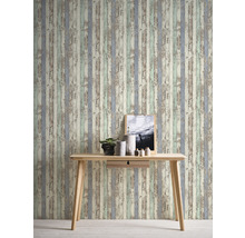 Decoratieve wand met behang in houtlook en lichte houten tafel