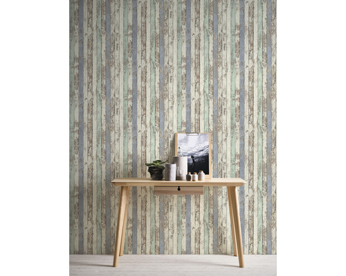 Decoratieve wand met behang in houtlook en lichte houten tafel