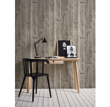 Werkkamer met bureau, stoel, bureaulamp en decoratie voor een behang in houtlook