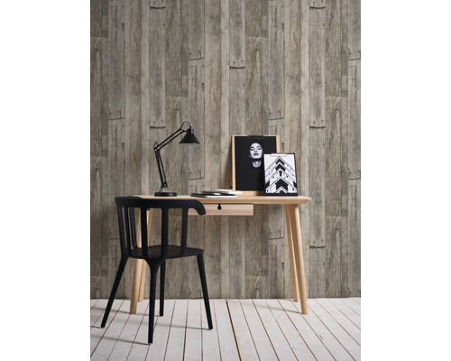 Werkkamer met bureau, stoel, bureaulamp en decoratie voor een behang in houtlook