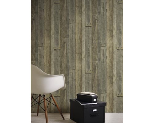 Kamer met houtlook behang, stoel en opbergdozen