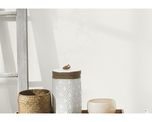 Decoratief stilleven met mand, container en ladder