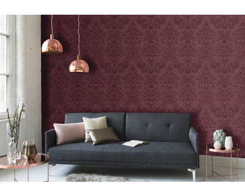 Woonkamer met grijze bank, behang met motief en hanglampen