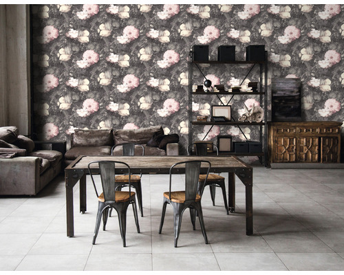 Woonkamer met behang met bloemenmotief, eettafel en stoelen