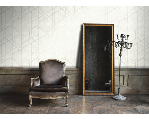 Woonkamer met geometrisch behang, fauteuil, spiegel en kandelaar